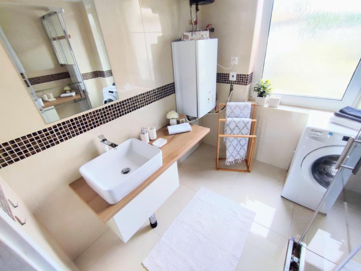 Holiday home Sunshine For 6 & Terrase & Free Parking *