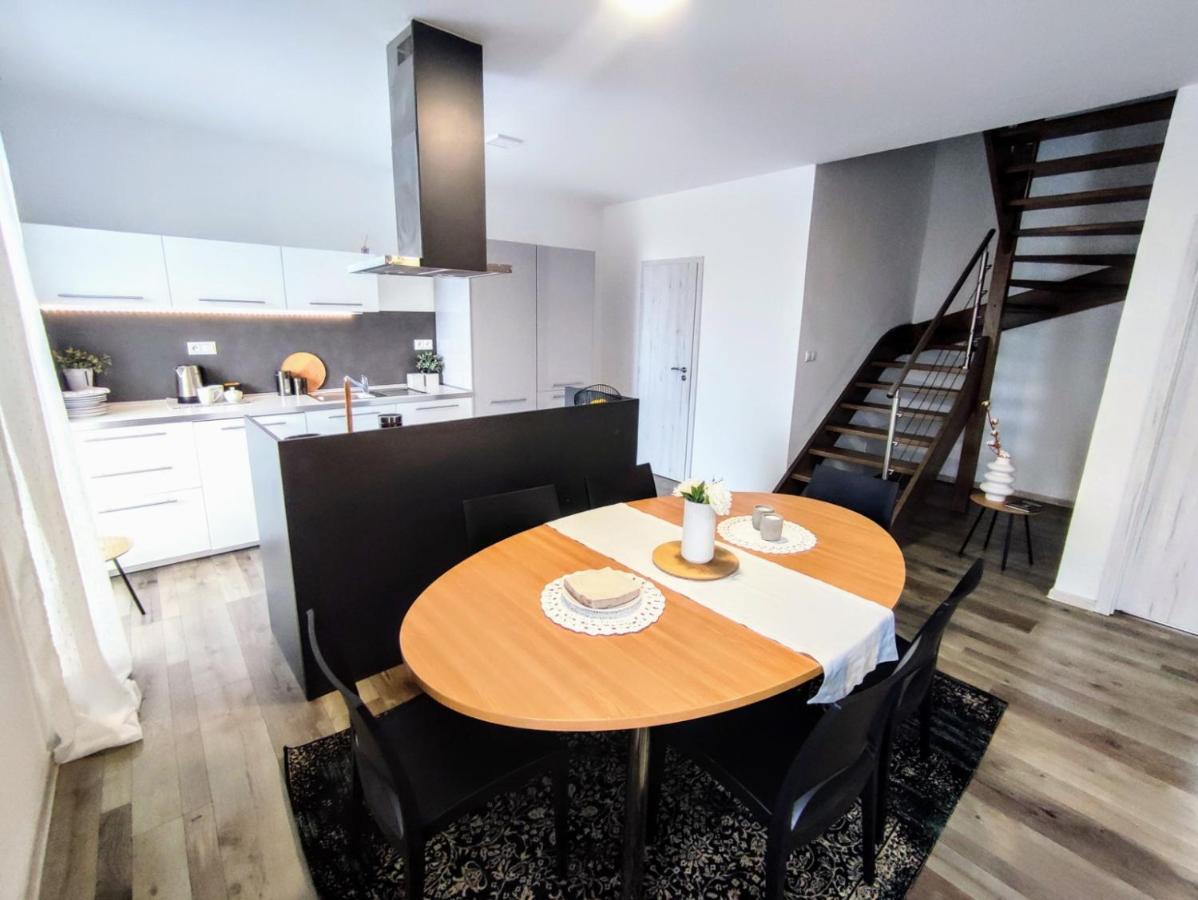 Holiday home Sunshine For 6 & Terrase & Free Parking *